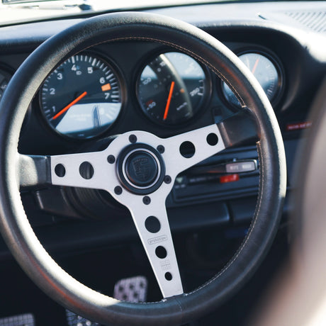 Lenkradpflege mit Gefühl – Reinigung, Schutz und Farbauffrischung für stark beanspruchtes Leder